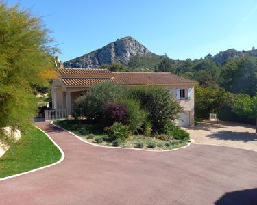 Charmante villa provençale avec piscine et vue panoramique sur les collines