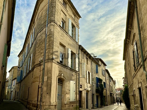 En plein centre d'Uzès, beau duplex rénové et climatisé de 77 m2 dans un bel immeuble de c