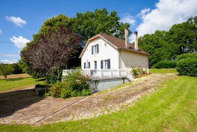 Maison de 4 chambres près des commodités avec un court de tennis