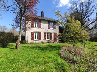 Maison en pierre avec grand jardin et grange.