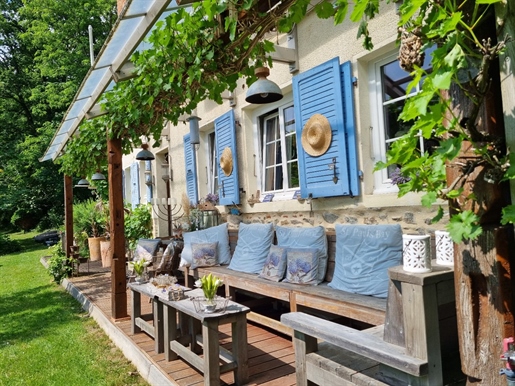 Maison de caractère rénovée avec un emplacement exceptionnel au bord de rivière Sioule