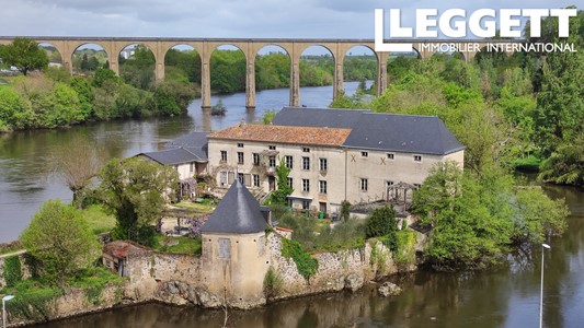 Beaux château entourée par la rivière, cette propriété offre de grands volumes sur 3 étages et