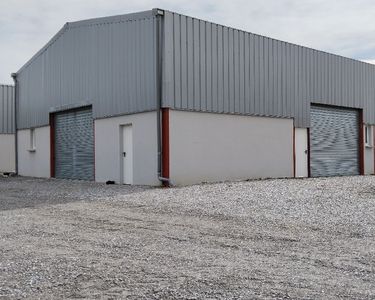 Location box / atelier stockage / entrepôt surface utile 120m2 avec 380v triphasé 