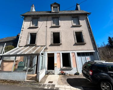 EGLISENEUVE-D'ENTRAIGUES, ancienne maison bourgeoise avec terrain