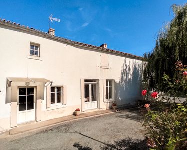 Maison de village à rénover et corps de ferme