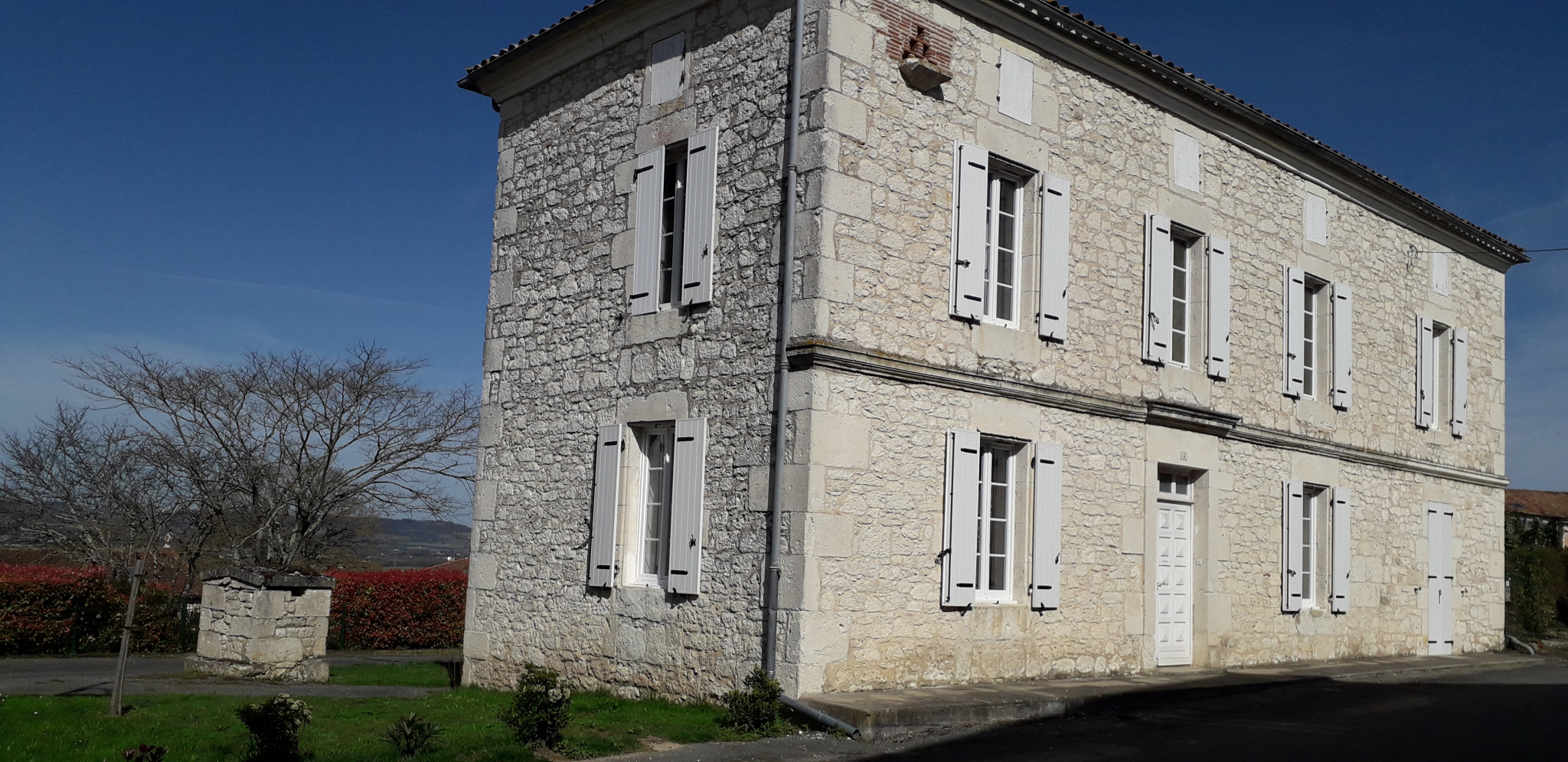 Maison en pierre de 154m2 avec un jardin et un garage