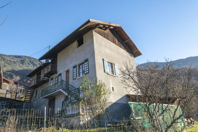 Maison de village en pierre et sa grange proche NOTRE DAME DU PRE