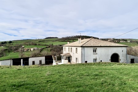 Maison en Pierre avec dépendances sur 15 Hectares de prairies en partie louées - Portes de l'Ardè