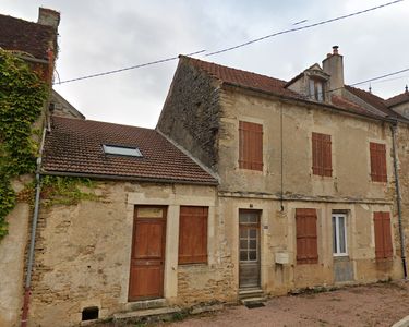 Grande maison avec terrasses et grange