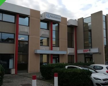 Immobilier professionnel Location Saint-Laurent-du-Var  147m² 3412€