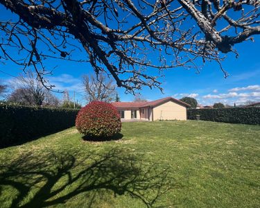 Agréable maison de plain-pied au calme sur 2019 m2 de terrain clos et arboré