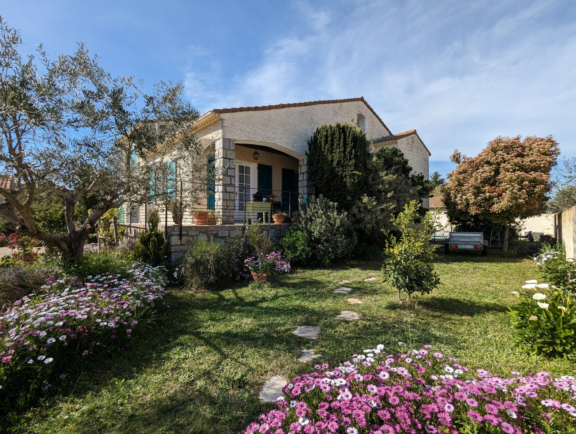 Maison 162m2 avec piscine, jardin fleuri et studio proche Nîmes et gare TGV