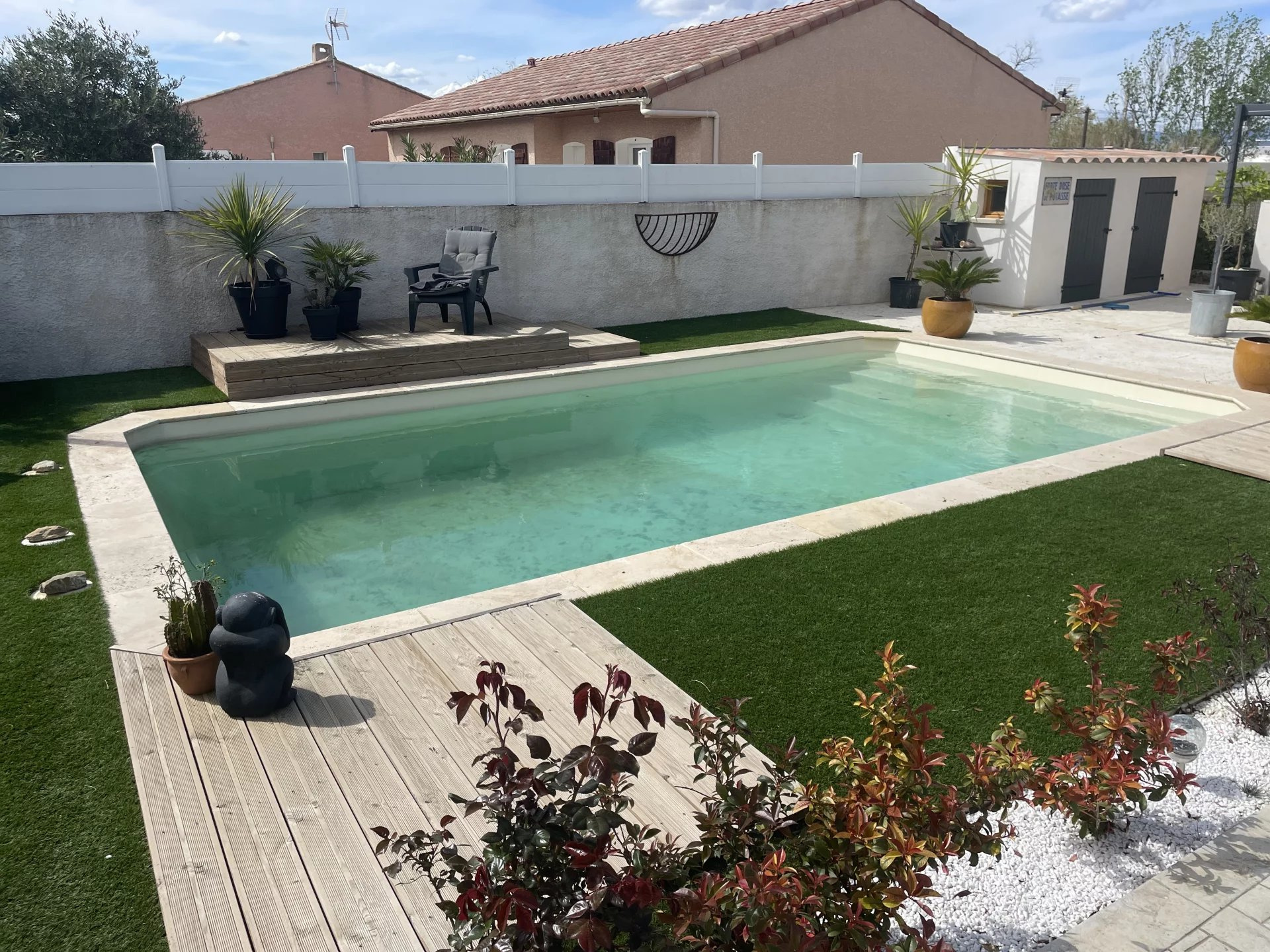 Villa plain-pied environ 106m2 avec terrain de 530m2 et pisc