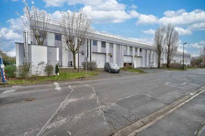 Locaux rénovés - 1 750 m² divisibles à partir de 673 m²