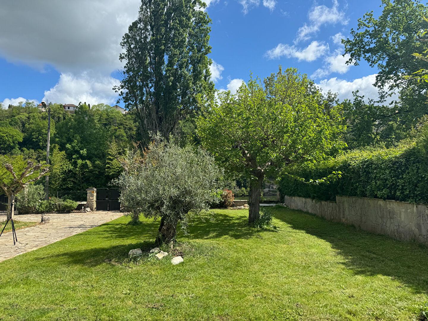 Villa rénovée bord du Lot dans village médiéval