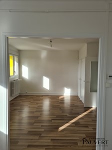 Très bel appartement T3 rénové au 4ème étage. 