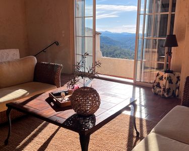 RARE : Belle maison de village avec terrasse, vue panoramique. Grande remise. Beaucoup de charme