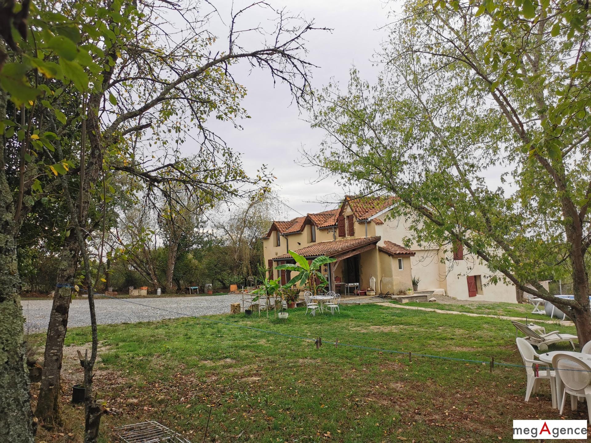 MAISON EN PIERRE AVEC GRAND TERRAIN A LA CAMPAGNE