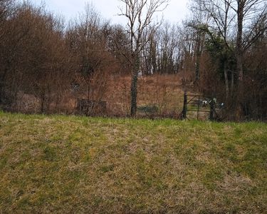 Terrain de loisir,en bas grand jardin en au plat pour détente,vue sur fains ,en bas plusieurs empla