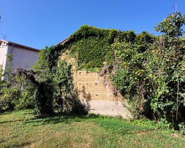 Grange à rénover avec terrain au coeur de la Commune de Civrieux