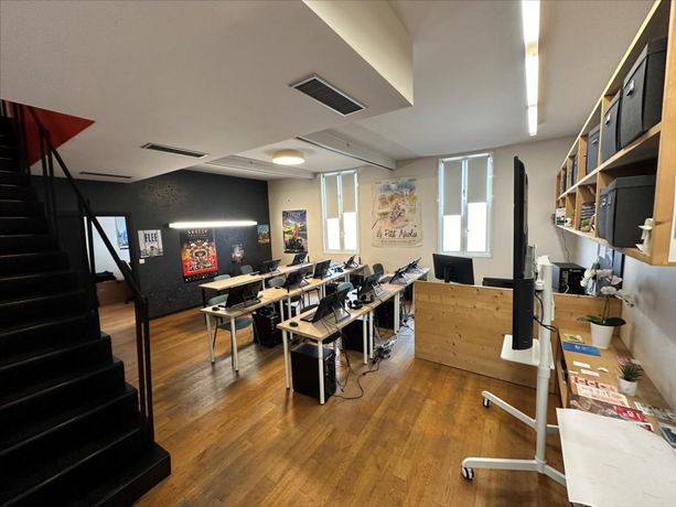 Immobilier professionnel Location Angoulême  115m² 690€