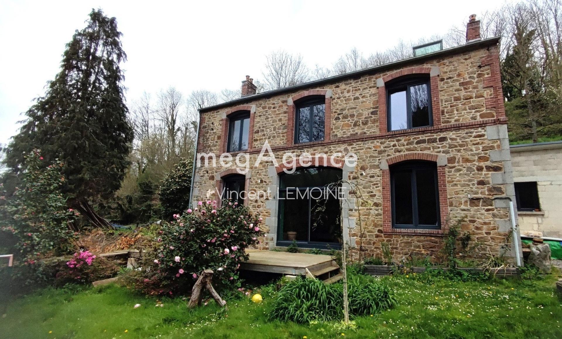 Charmante Maison de Caractère avec Vaste Terrain à Avranches