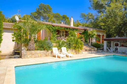 Taradeau belle villa traditionnelle avec piscine sur un terrain arboré 