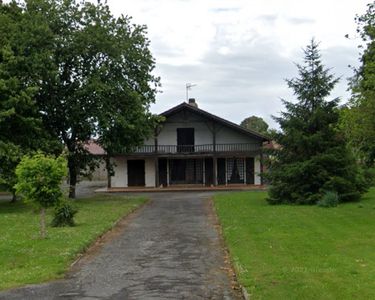 Maison et ferme à la campagne