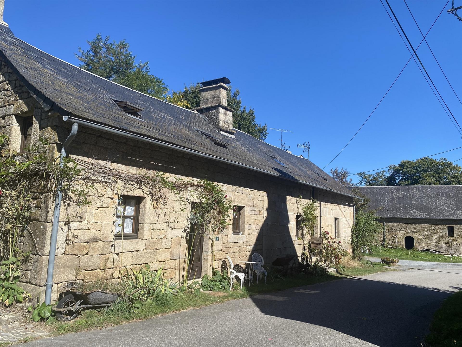 Propriété en pierre comprenant une maison, des dépendances. Possibilité de gîte