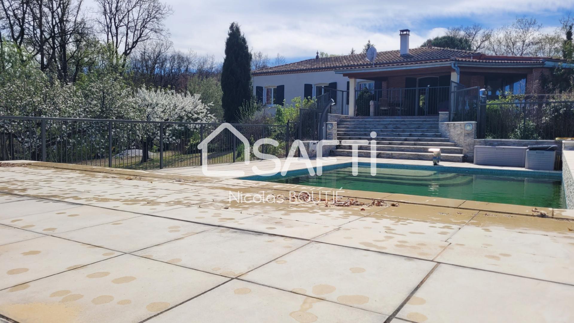 Maison sur sous sol avec piscine sur terrain de 2 hectares