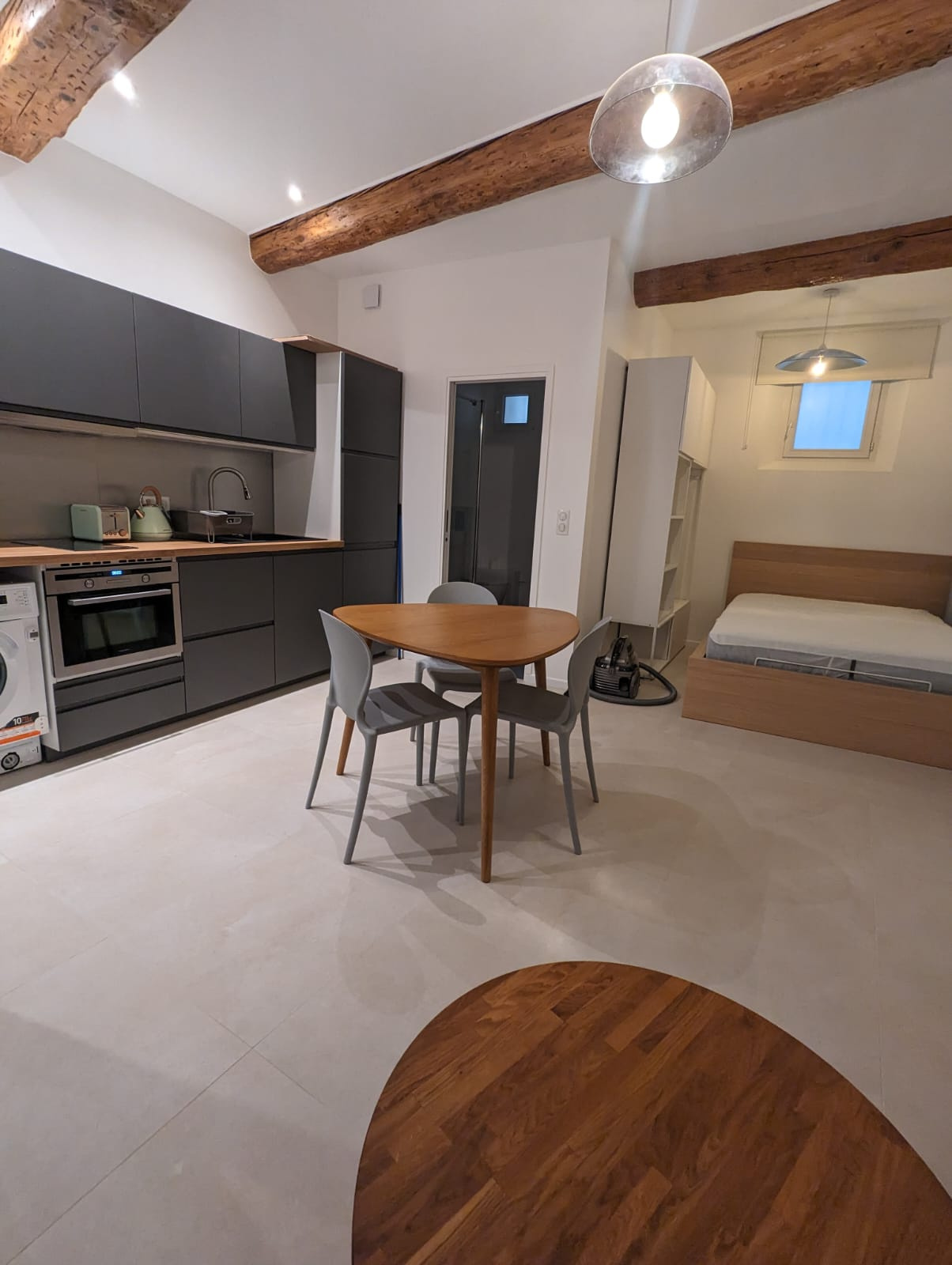 STUDIO MEUBLE ET RENOVE AVEC GOUT EN CENTRE VILLE D AIX EN P