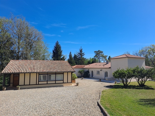 Magnifique propriété de 3 maisons dans 5 ha boisés