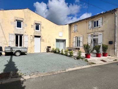 Maison T4, 3 chambres d'environ 125 m2 à Chaniers. 