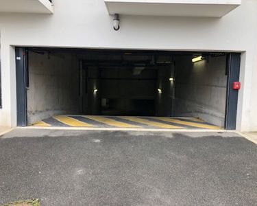 Place de parking en sous sol d'une résidence sécurisée