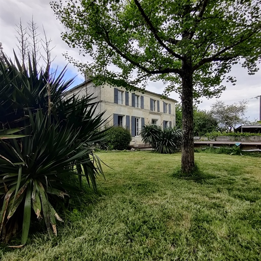 Gites. Ensemble immobilier comprenant deux maisons de caractere.