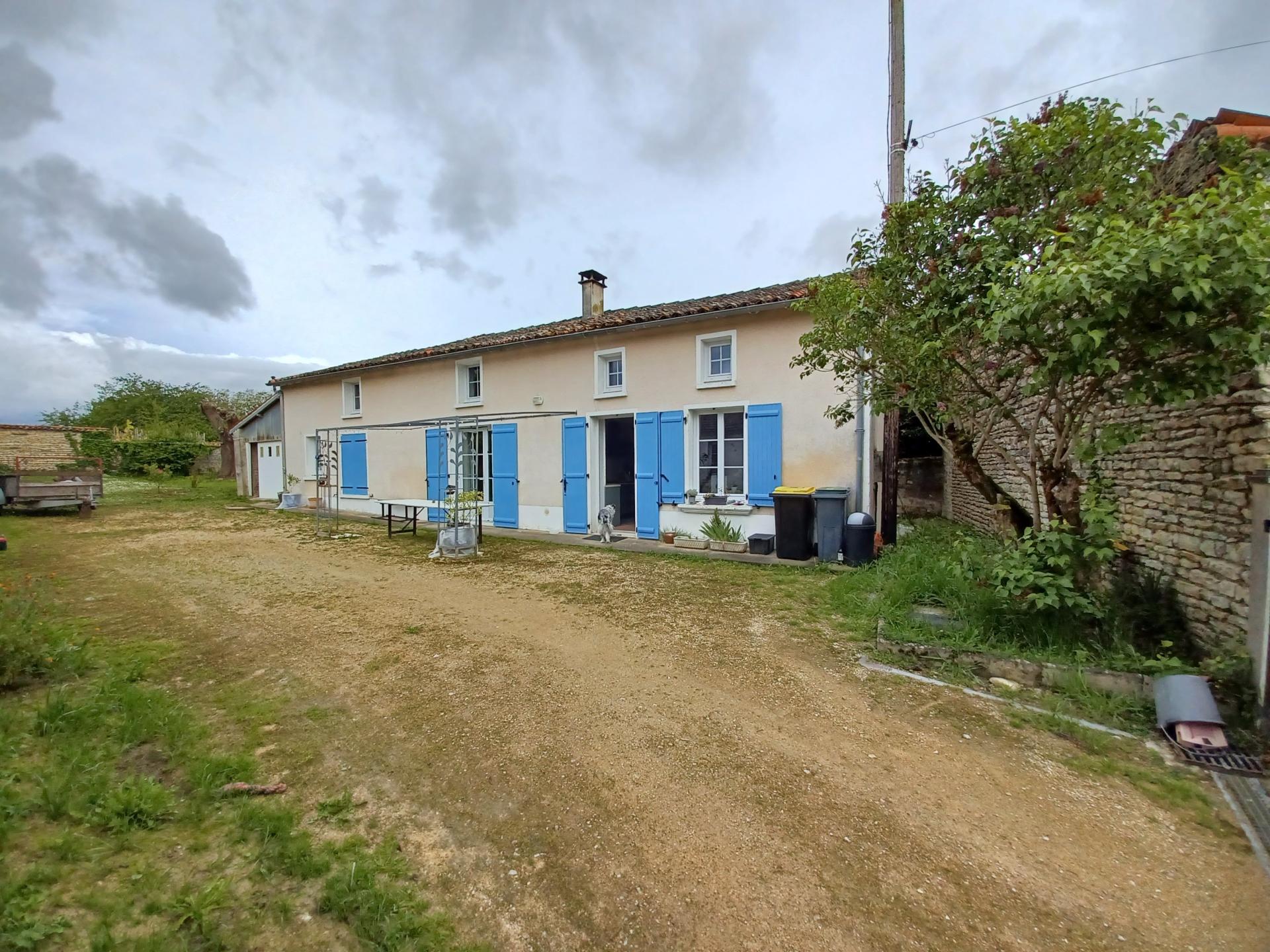 Maison de style longère, rénovée, au calme. 