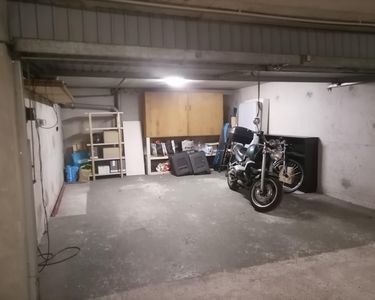 Loue place pour moto ou vélos dans box fermé