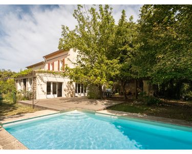 Maison de charme et ses dépendances aux pieds du Luberon