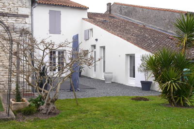 ANCIENNE ÉCOLE DE 1850 ENTIÈREMENT RÉHABILITÉE AUX PORTES DE ROYAN