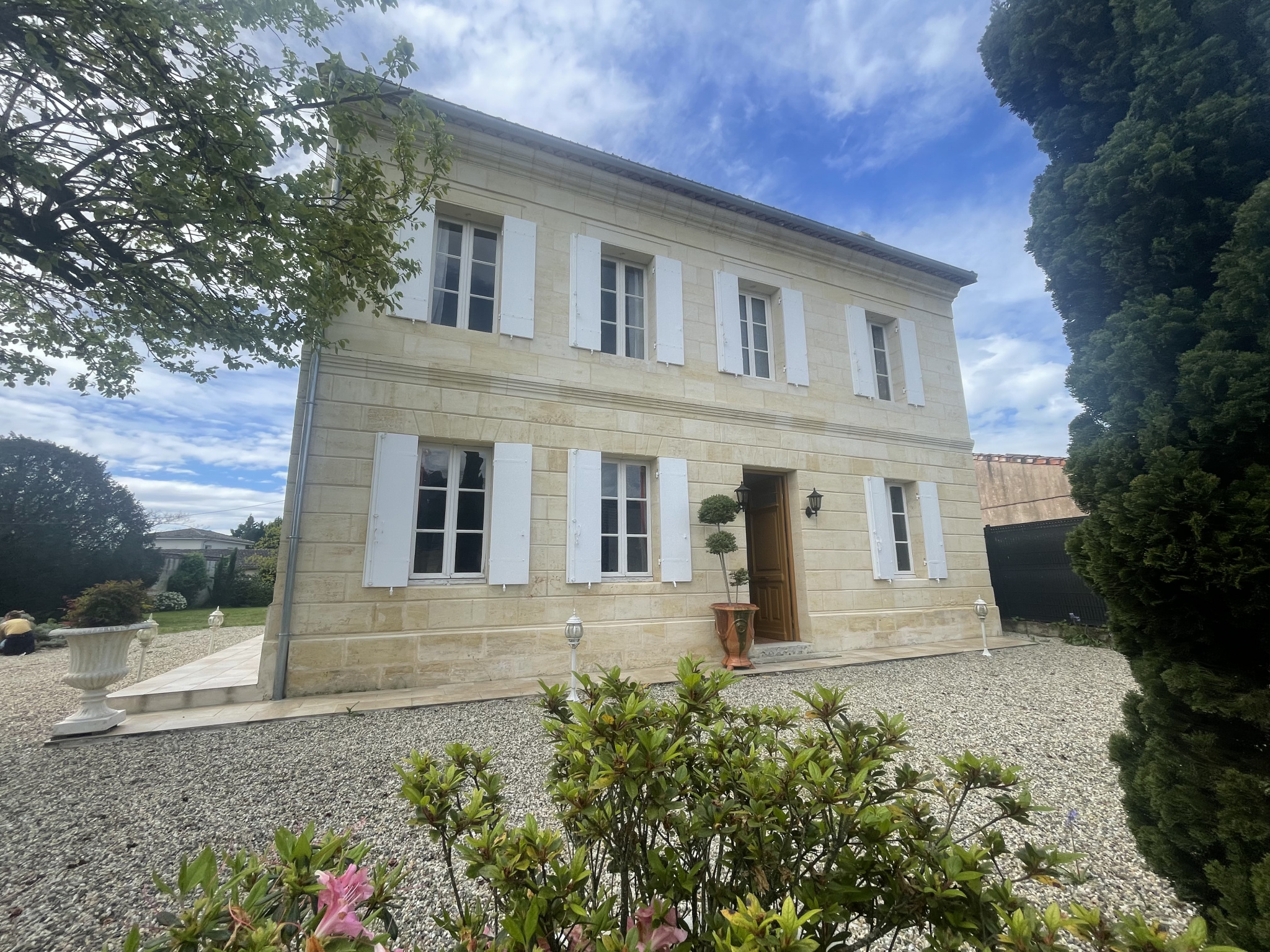 Girondine de 220m2, garage/chai de 65m2, parc de 1700m2 avec