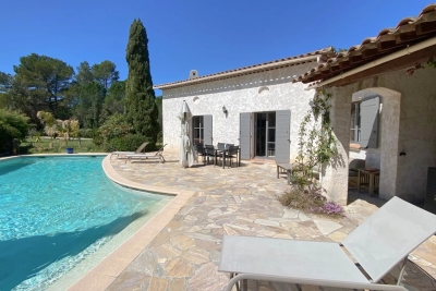 VILLA 6 P DE PLAIN PIEDS AVEC PISCINE DANS UN DOMAINE FERME A 15 MN DES PLAGES