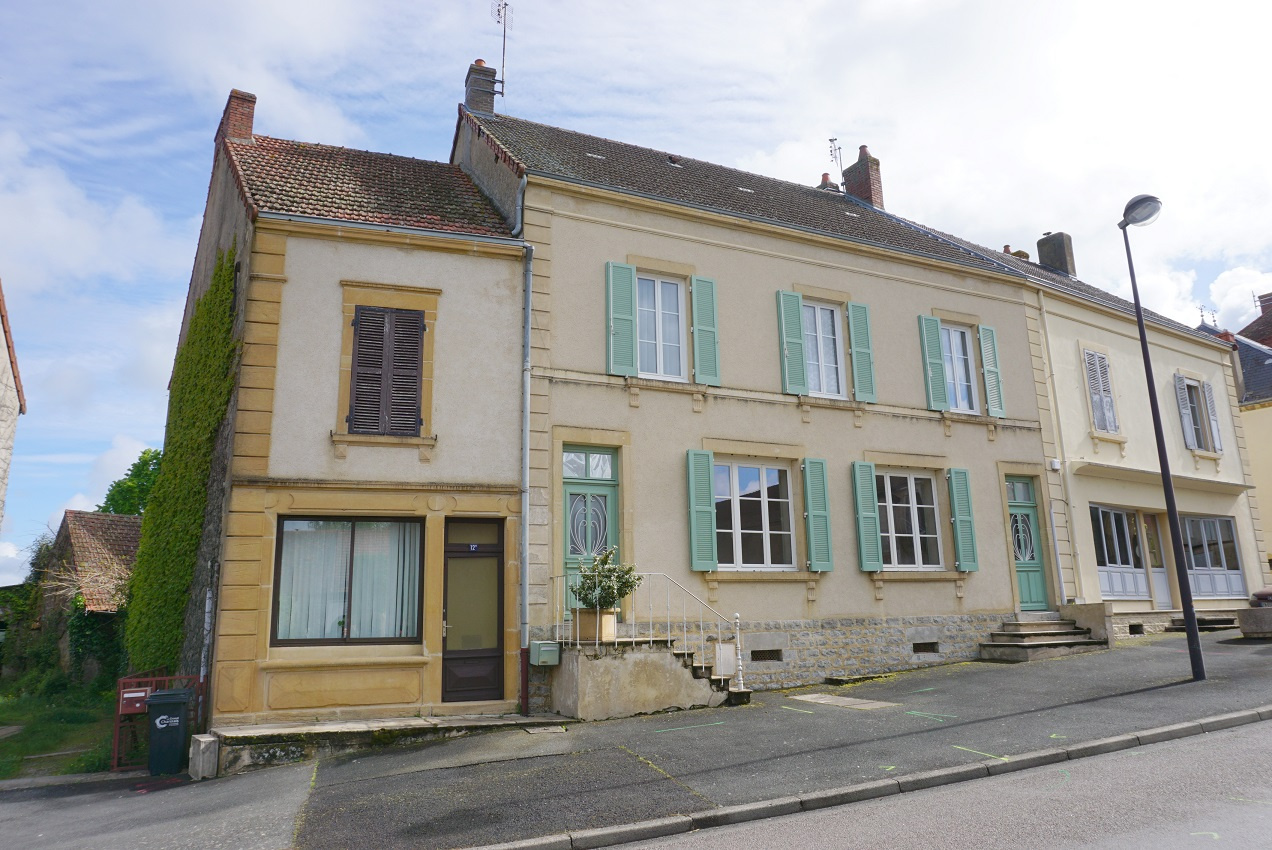 Entre Paray et Montceau, belle et grande maison de village a 