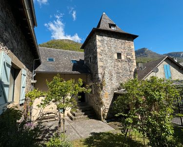 Demeure du 17° siècle avec tour dans un joli village de la vallée d'Aspe