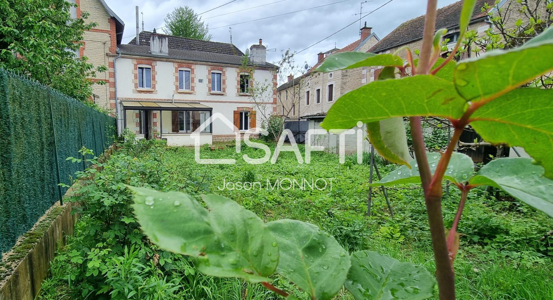 Maison d'environ 90 m² à rafraîchir avec dépendances et terrain clos 