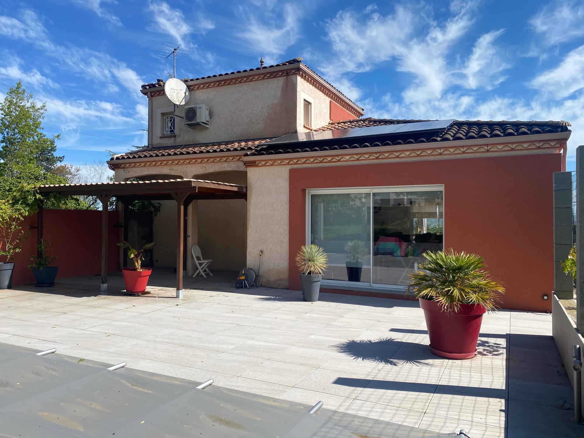 Maison de type provençale avec terrain et piscine 