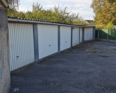 Terrain constructible de 307 m² avec 10 boxes