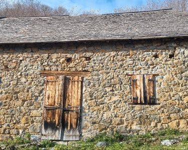 Grange à 1107 mètres d'altitude avec 5 ha de terrains