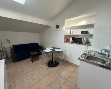 SAINT EGREVE - FONTANIL : Studio (25m2) - une pièce + cuisine