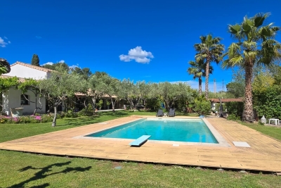 VASTE BASTIDE 6 PIECES AVEC PISCINE A ROQUEBRUNE SUR ARGENS 