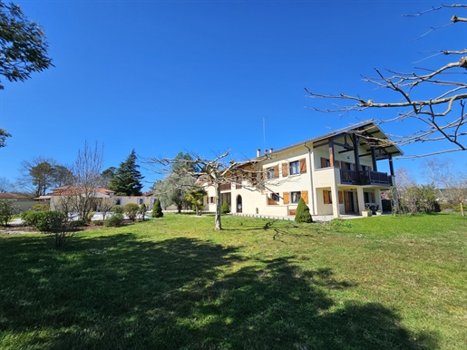 Villa T10 de 348m² piscine, pool-house, dépendances sur jardin